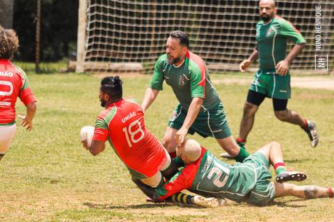 Foto da partida de rugby entre o União e União Legends no Parque Cemucam, em Cotia.'