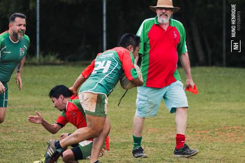 Foto da partida de rugby entre o União e União Legends no Parque Cemucam, em Cotia.'