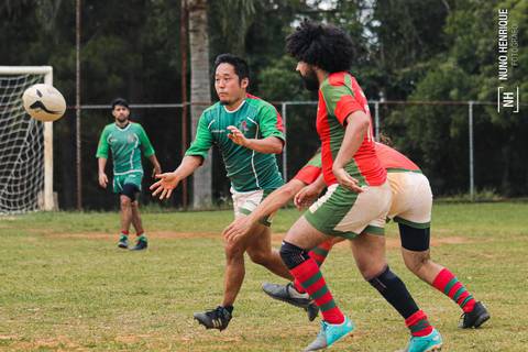 Foto da partida de rugby entre o União e União Legends no Parque Cemucam, em Cotia.'