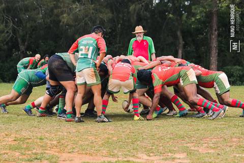 Foto da partida de rugby entre o União e União Legends no Parque Cemucam, em Cotia.'