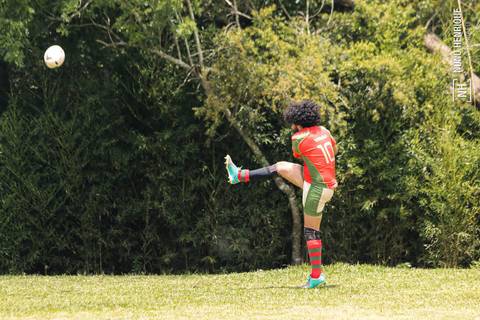 Foto da partida de rugby entre o União e União Legends no Parque Cemucam, em Cotia.'