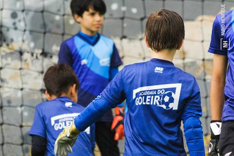 Foto de treinamento de goleiro de futebol na Academia do Goleiro na BR Arena Laguna'