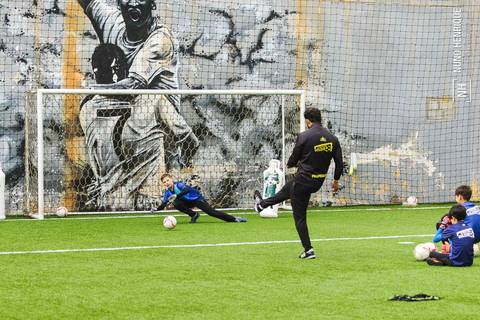 Foto de treinamento de goleiro de futebol na Academia do Goleiro na BR Arena Laguna'