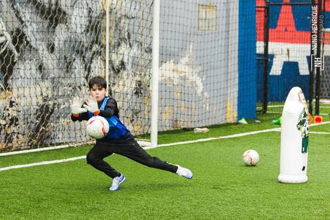 Foto de treinamento de goleiro de futebol na Academia do Goleiro na BR Arena Laguna'