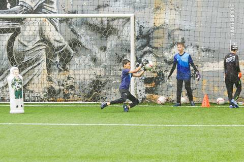 Foto de treinamento de goleiro de futebol na Academia do Goleiro na BR Arena Laguna'