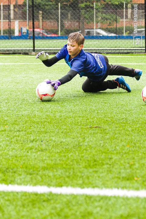 Foto de treinamento de goleiro de futebol na Academia do Goleiro na BR Arena Laguna'