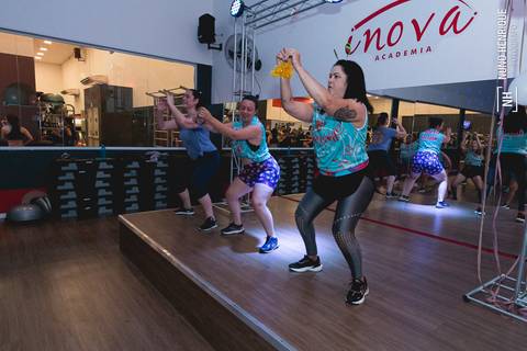 Foto de aula de Fit Dance especial Ressaca de Carnaval na Academia Inova unidade Shopping Atrium, em Santo André'