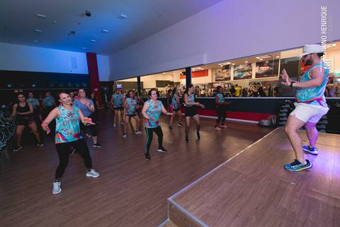 Foto de aula de Fit Dance especial Ressaca de Carnaval na Academia Inova unidade Shopping Atrium, em Santo André'