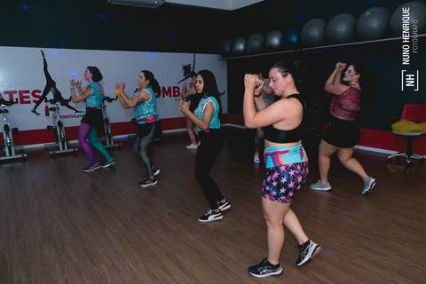Foto de aula de Fit Dance especial Ressaca de Carnaval na Academia Inova unidade Shopping Atrium, em Santo André'