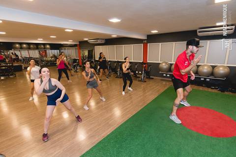 Aula de FitDance na Academia Inova Jardim, em Santo André.'