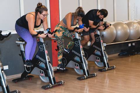 Aula de spining bike na Academia Inova Jardim, em Santo André.'