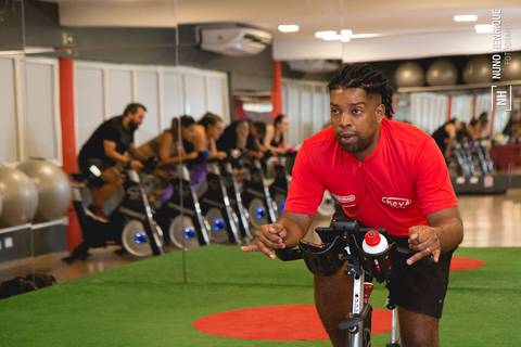 Aula de spining bike na Academia Inova Jardim, em Santo André.'