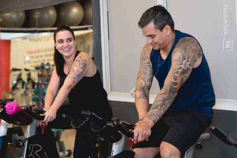 Aula de spining bike na Academia Inova Jardim, em Santo André.'