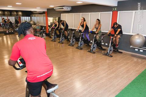 Aula de spining bike na Academia Inova Jardim, em Santo André.'