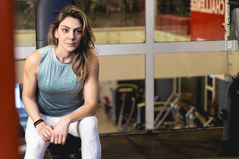 Foto de ensaio fitness com a nutricionista Dani Caparros na Academia Inova Jardim, em Santo André.'