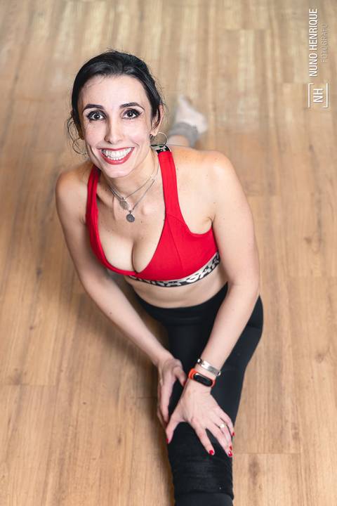 Foto de Larissa Bueno em ensaio fitness de flexibilidade na Academia Inova São Caetano.'