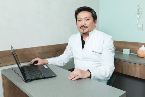 Retrato do dr Roberto Suzuki, especialista em medicina integrativa e longevidade saudável na Clínica Natureh.'