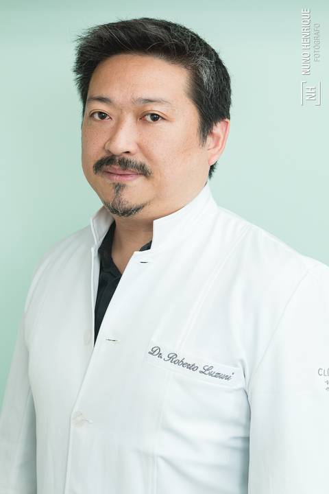 Retrato do dr Roberto Suzuki, especialista em medicina integrativa e longevidade saudável na Clínica Natureh.'