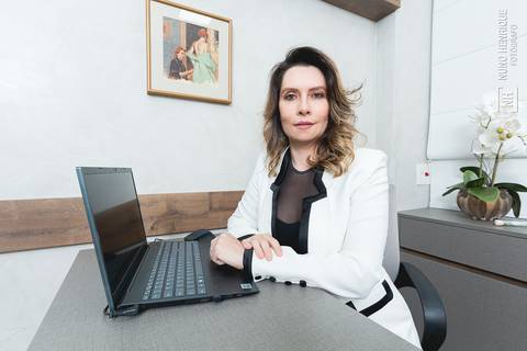 Retrato da dra Fernanda Suzuki, especializada em dermatologia, medicina integrativa e estética na Clínica Natureh.'