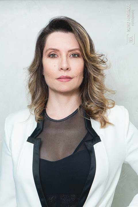 Retrato da dra Fernanda Suzuki, especializada em dermatologia, medicina integrativa e estética na Clínica Natureh.'