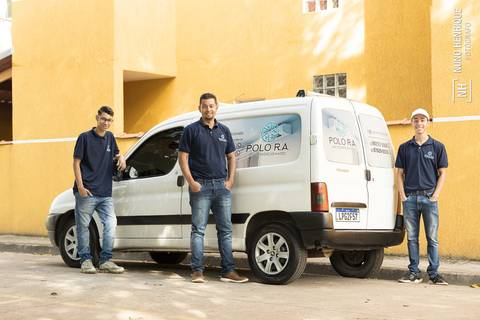 Foto de veículo de apoio da Polo RA Ar Condicionados com os colaboradores.'