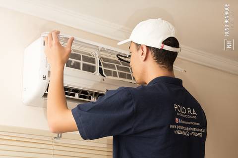 Foto de técnico em ar condicionado prestando serviço de manutenção da Foto de veículo de apoio da Polo RA Ar Condicionados.'