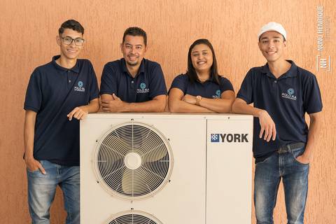 Retrato da equipe da Polo RA Ar Condicionados.'