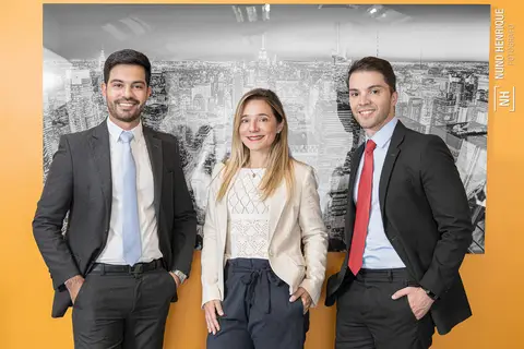 Retrato dos sócios da Law SA, Wagner Lucio, Marina Flandoli e William Moura.'