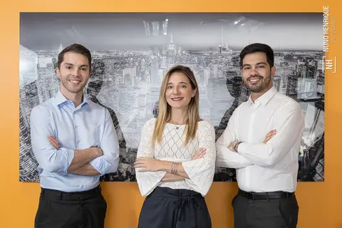 Retrato dos sócios da Law SA, Wagner Lucio, Marina Flandoli e William Moura.'