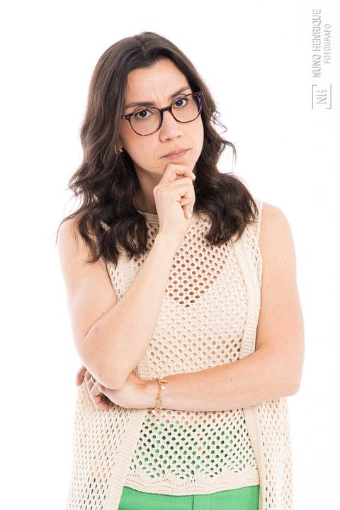 Foto de Mayara Martins em estúdio para divulgação do curso Cuidador de Elite'