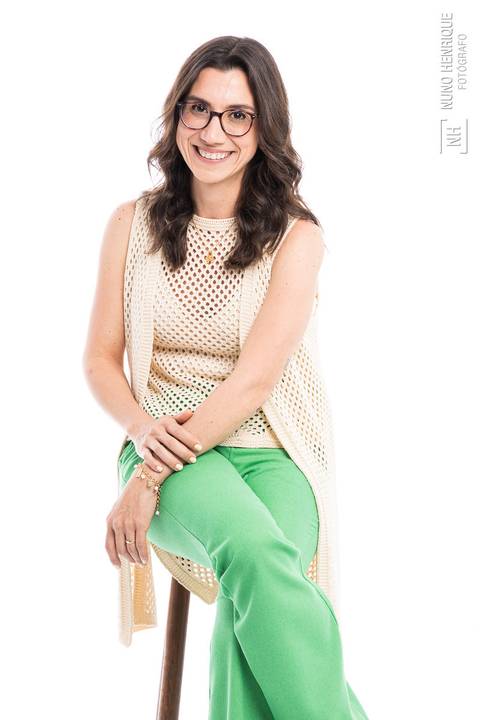 Foto de Mayara Martins em estúdio para divulgação do curso Cuidador de Elite'