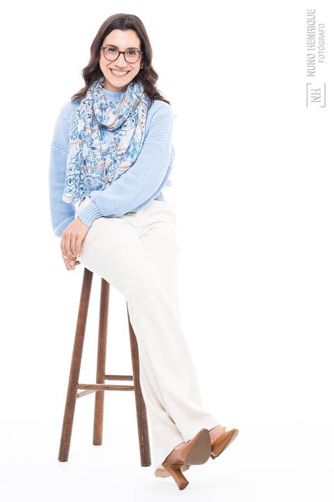 Foto de Mayara Martins em estúdio para divulgação do curso Cuidador de Elite'