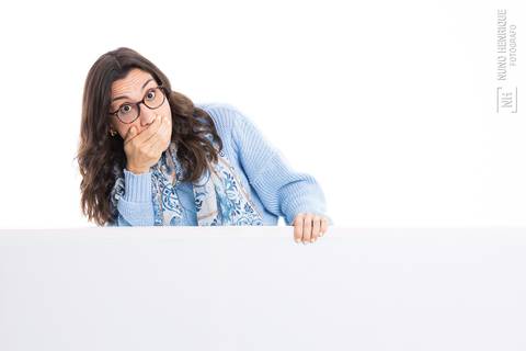 Foto de Mayara Martins em estúdio para divulgação do curso Cuidador de Elite'