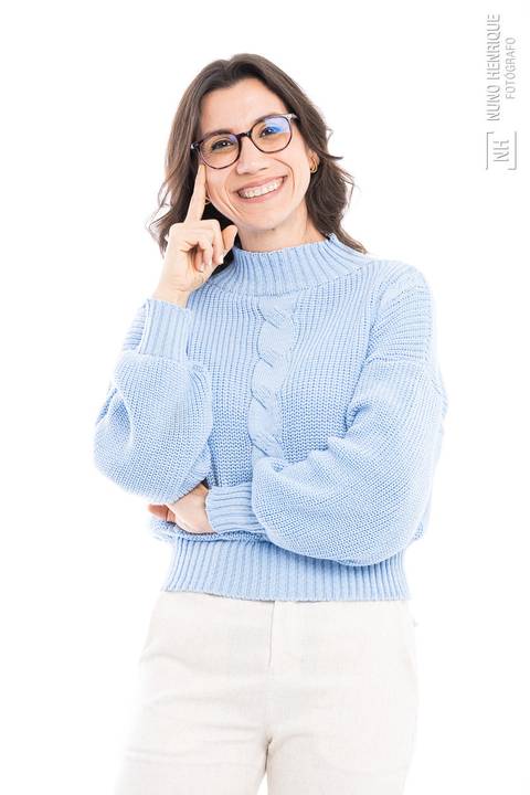 Foto de Mayara Martins em estúdio para divulgação do curso Cuidador de Elite'