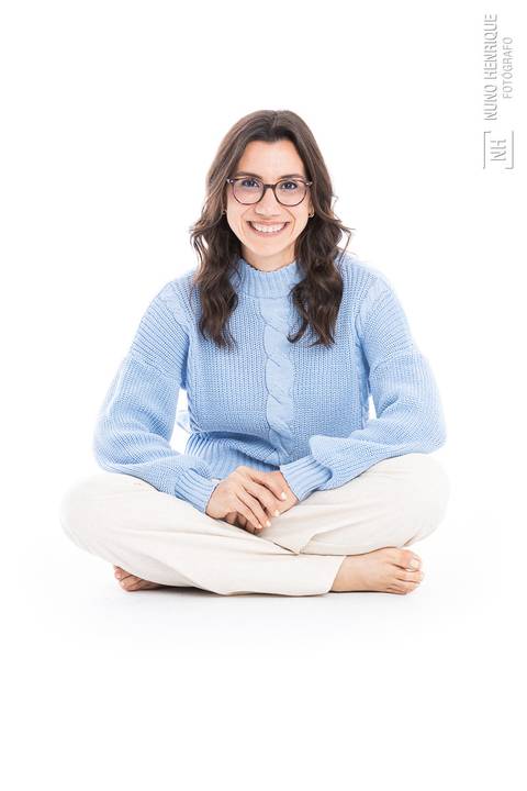 Foto de Mayara Martins em estúdio para divulgação do curso Cuidador de Elite'