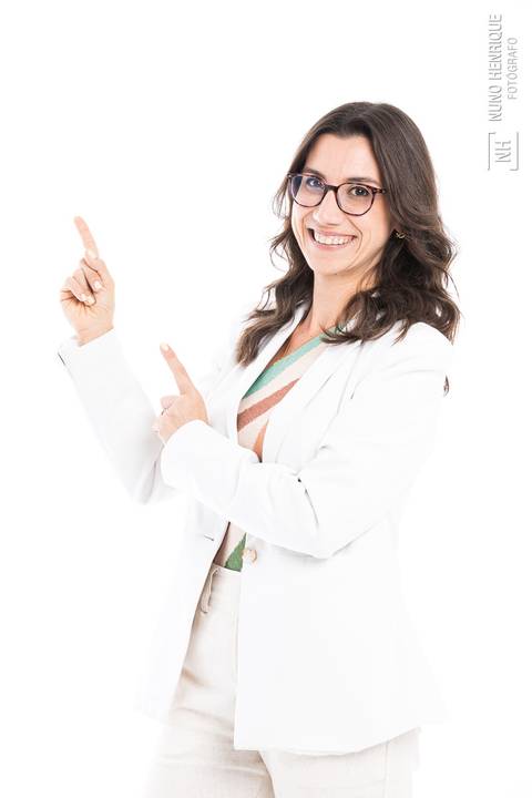 Foto de Mayara Martins em estúdio para divulgação do curso Cuidador de Elite'