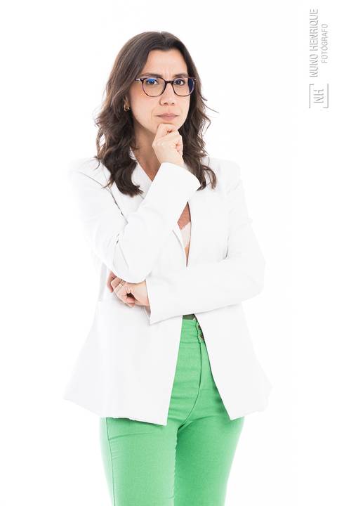 Foto de Mayara Martins em estúdio para divulgação do curso Cuidador de Elite'