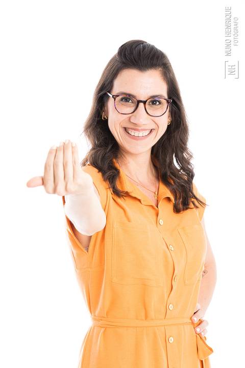 Foto de Mayara Martins em estúdio para divulgação do curso Cuidador de Elite'