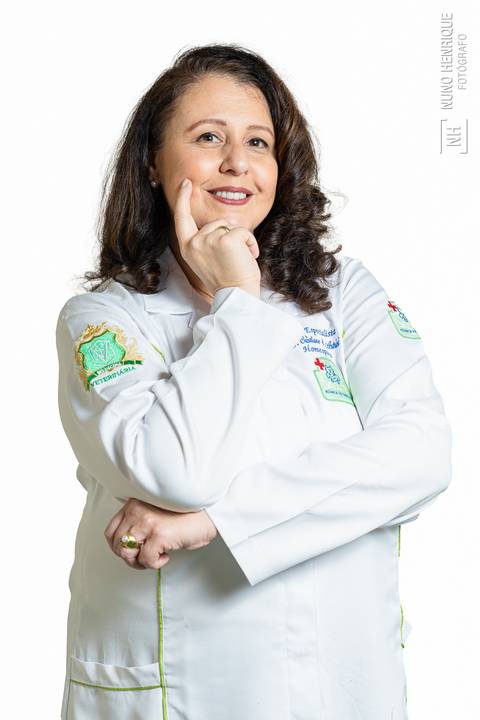 Retrato da Dra Cristiane Astrini
 da Clínica Veterinária CallVet.'
