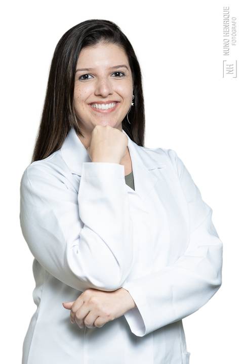 Retrato da Dra Tainá Ruckert
 da Clínica Veterinária CallVet.'