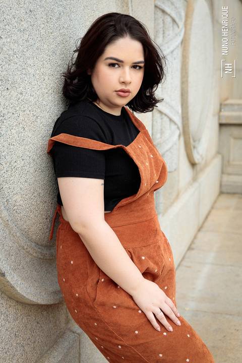 Ensaio feminino de formatura realizado no Parque da Independência com Mariana Martins, formada em Pedagogia pela USP. Fotos com beca e ensaio casual no Museu do Ipiranga.'