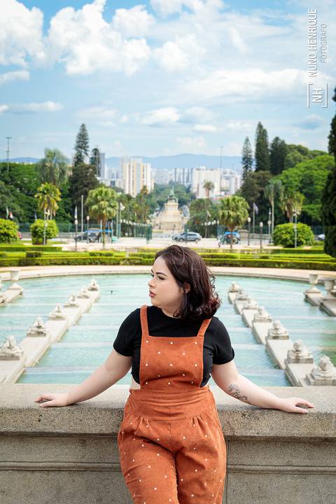 Ensaio feminino de formatura realizado no Parque da Independência com Mariana Martins, formada em Pedagogia pela USP. Fotos com beca e ensaio casual no Museu do Ipiranga.'