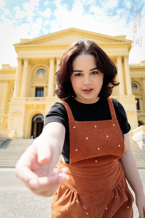 Ensaio feminino de formatura realizado no Parque da Independência com Mariana Martins, formada em Pedagogia pela USP. Fotos com beca e ensaio casual no Museu do Ipiranga.'