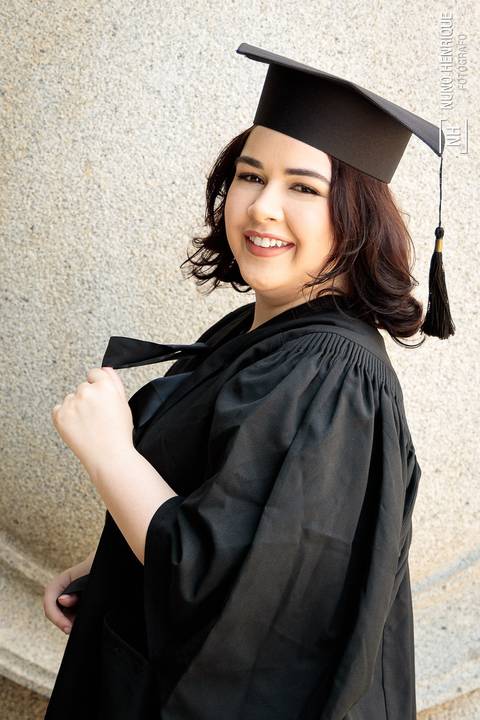 Ensaio feminino de formatura realizado no Parque da Independência com Mariana Martins, formada em Pedagogia pela USP. Fotos com beca e ensaio casual no Museu do Ipiranga.'