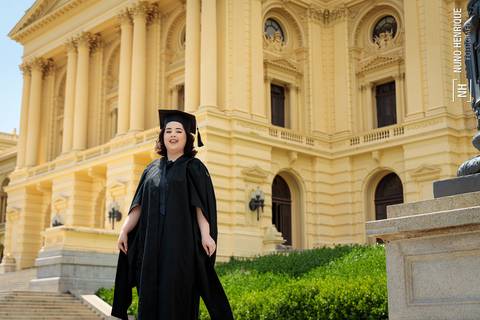 Ensaio feminino de formatura realizado no Parque da Independência com Mariana Martins, formada em Pedagogia pela USP. Fotos com beca e ensaio casual no Museu do Ipiranga.'