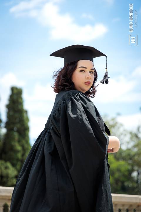 Ensaio feminino de formatura realizado no Parque da Independência com Mariana Martins, formada em Pedagogia pela USP. Fotos com beca e ensaio casual no Museu do Ipiranga.'