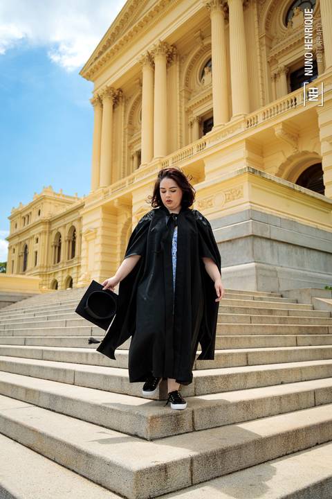 Ensaio feminino de formatura realizado no Parque da Independência com Mariana Martins, formada em Pedagogia pela USP. Fotos com beca e ensaio casual no Museu do Ipiranga.'
