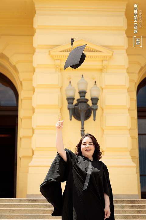 Ensaio feminino de formatura realizado no Parque da Independência com Mariana Martins, formada em Pedagogia pela USP. Fotos com beca e ensaio casual no Museu do Ipiranga.'
