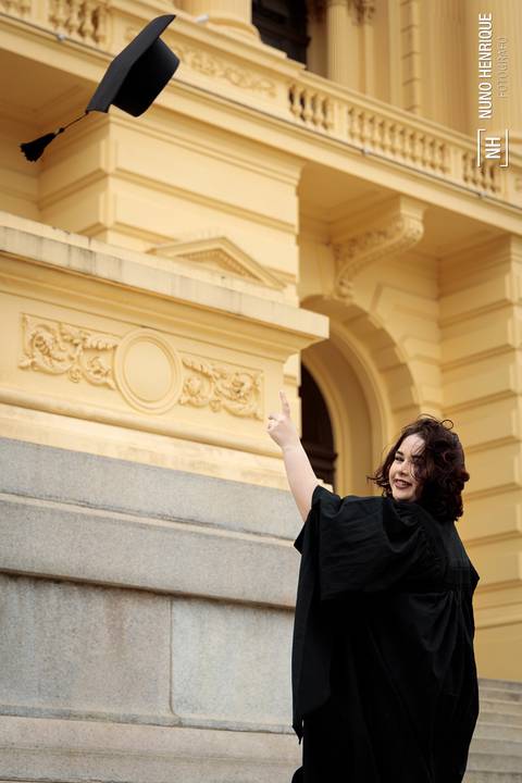 Ensaio feminino de formatura realizado no Parque da Independência com Mariana Martins, formada em Pedagogia pela USP. Fotos com beca e ensaio casual no Museu do Ipiranga.'