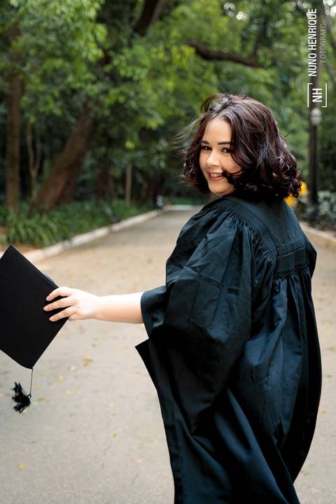 Ensaio feminino de formatura realizado no Parque da Independência com Mariana Martins, formada em Pedagogia pela USP. Fotos com beca e ensaio casual no Museu do Ipiranga.'
